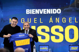 El presidente de Boca Juniors, Juan Román Riquelme (i), posa junto al entrenador Miguel Ángel Russo. EFE/ Adán González