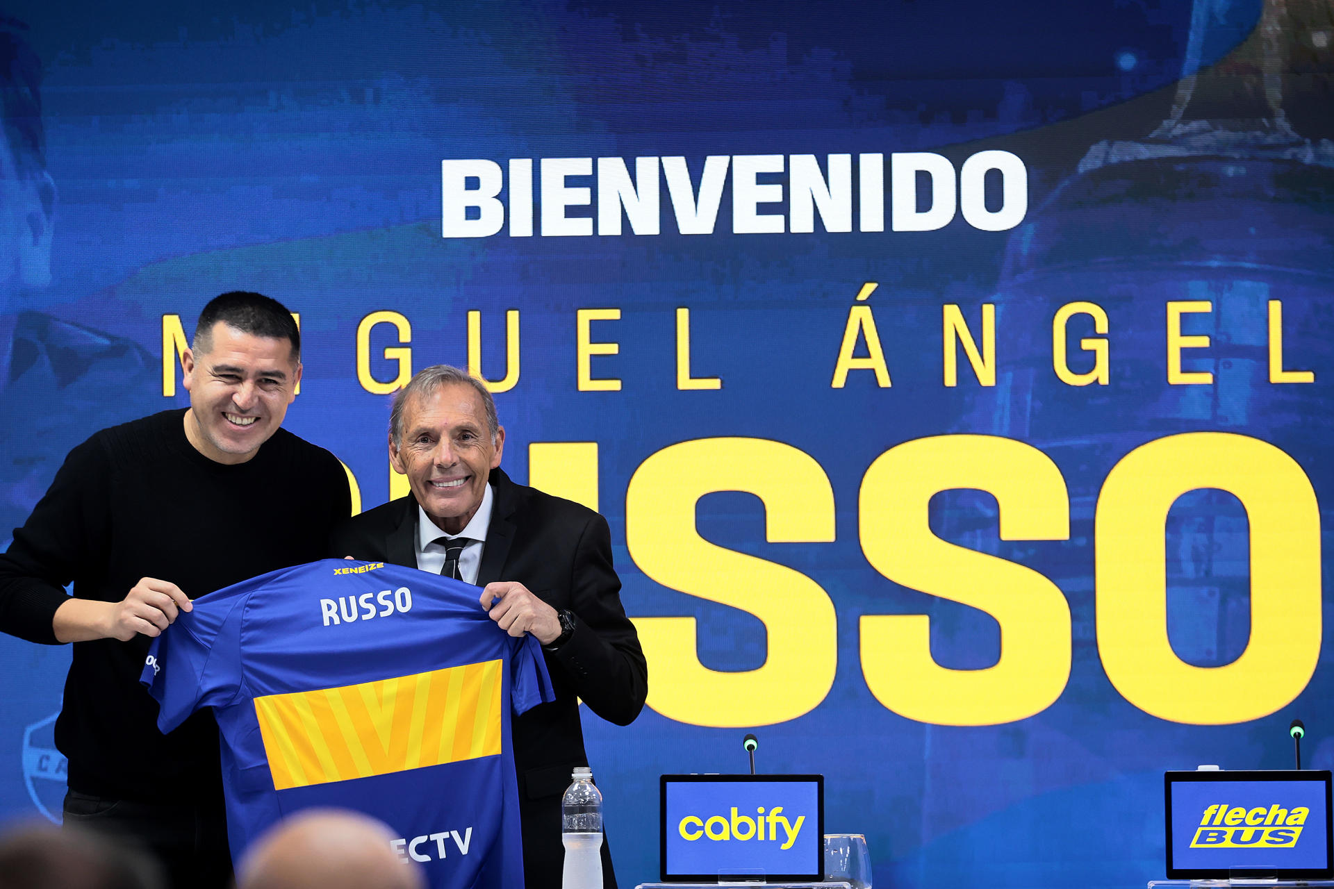 El presidente de Boca Juniors, Juan Román Riquelme (i), posa junto al entrenador Miguel Ángel Russo. EFE/ Adán González
