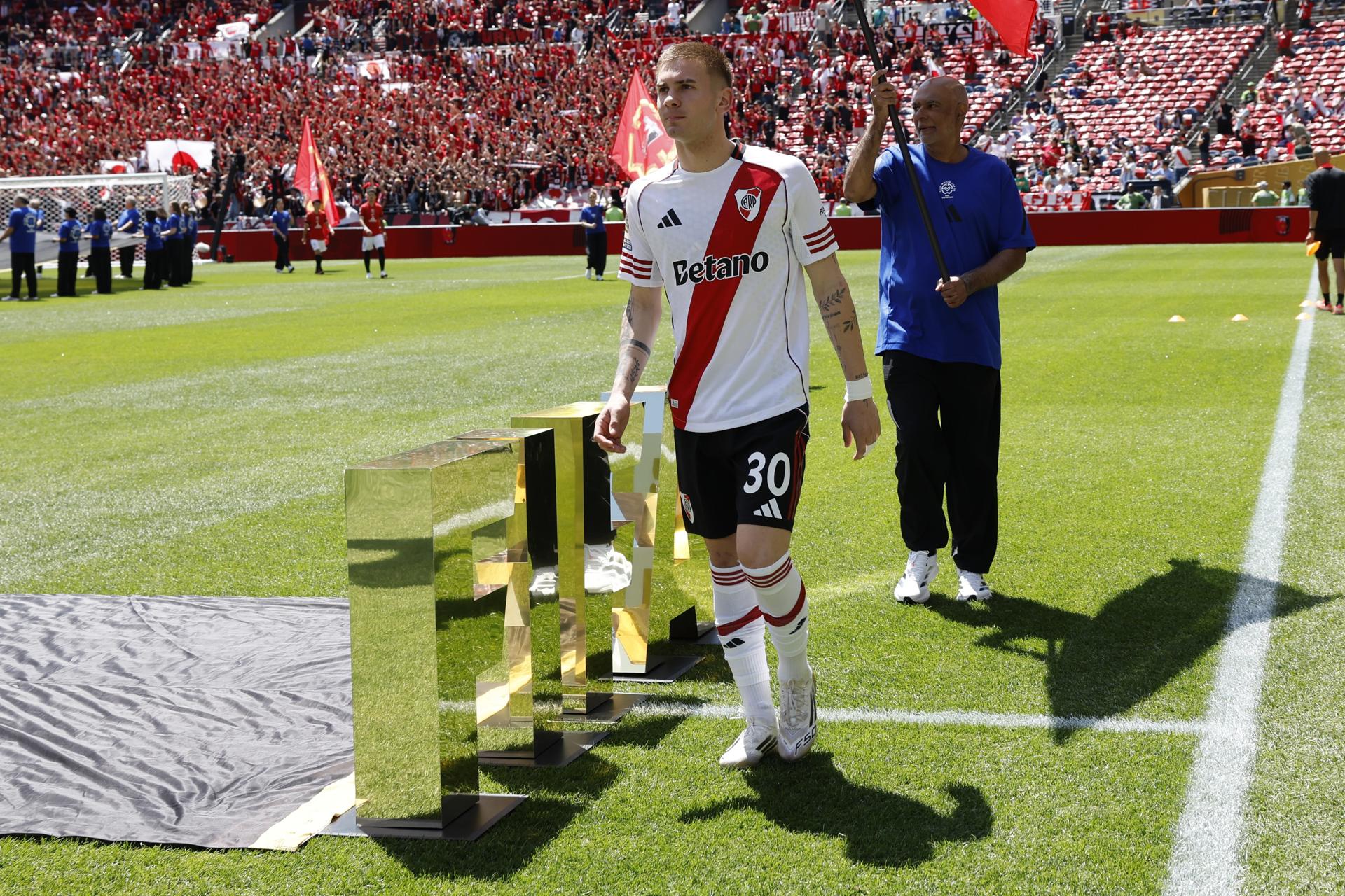 Franco Mastantuono disputa en el Mundial de Clubes sus últimos partidos con River Plate, pues en agosto se incorporará al Real Madrid, que ya ha confirmado su fichaje. EFE/EPA/JOHN G. MABANGLO