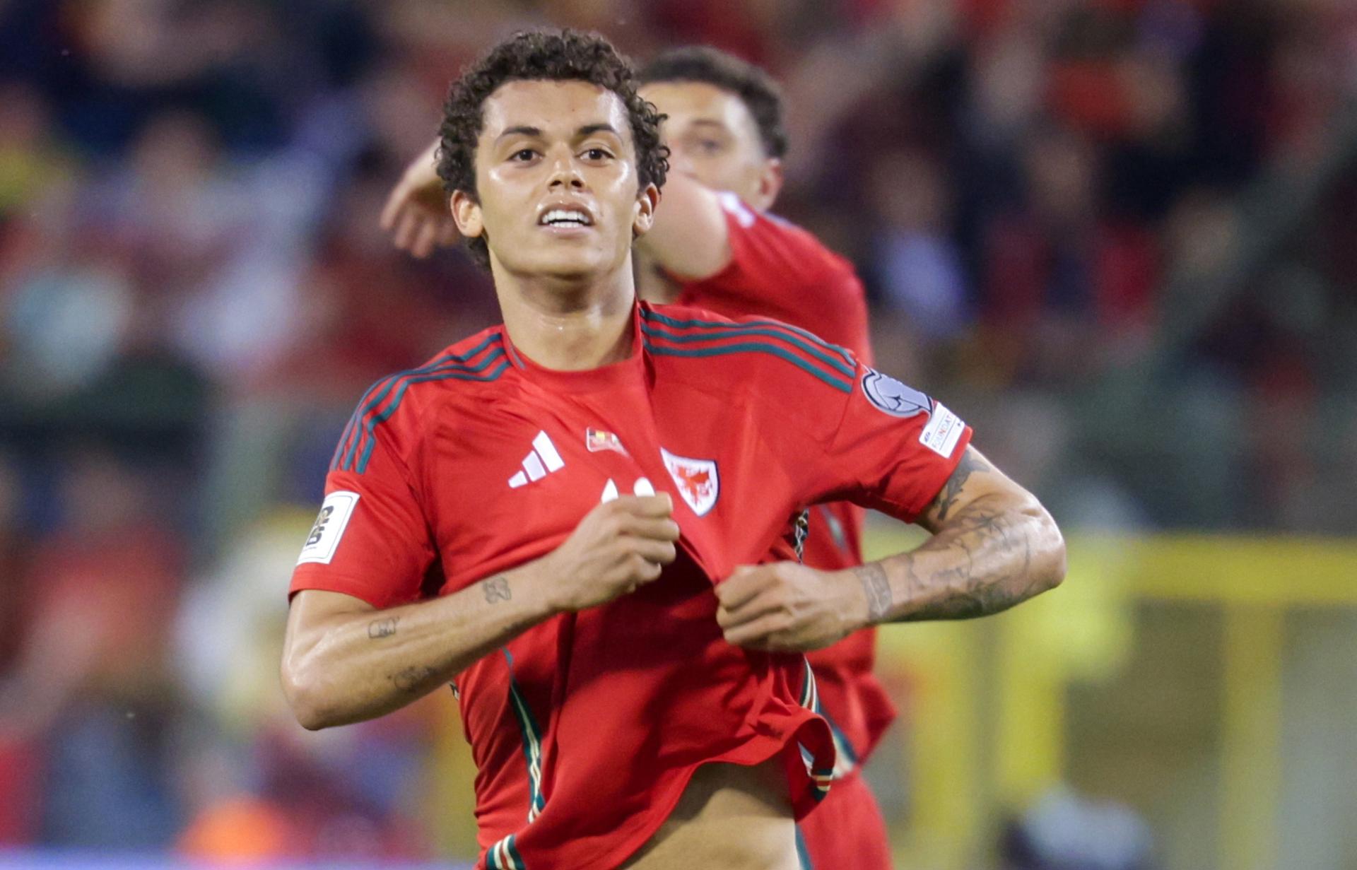 El galés Brennan Johnson celrba un gol durante el partido de la fase de clasificación para el Mundial 2026 que han disputado Bélgica y Gales en Bruselas, Bélgica. EFE/EPA/OLIVIER MATTHYS