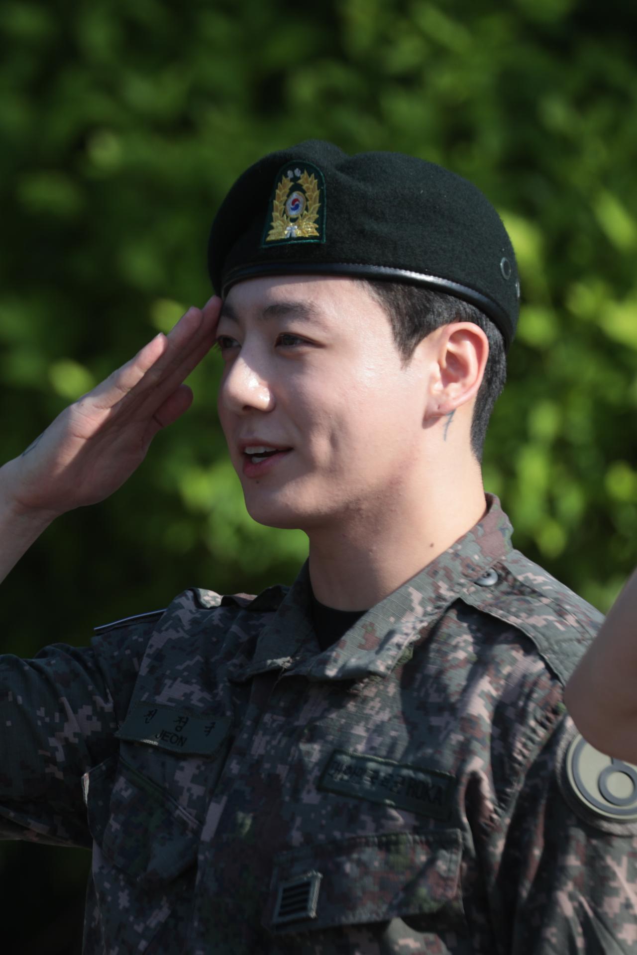 Jungkook, miembro del rupo de K-pop BTS, saluda a sus fans en un estadio en Yeoncheon, Corea del Sur, el 11 de junio de 2025, tras ser dado de baja del Ejército surcoreano. EFE/EPA/YONHAP SOUTH KOREA OUT
