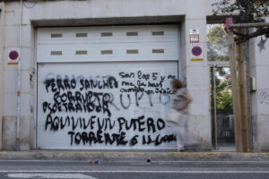 El domicilio en València del exministro y ex secretario de Organización del PSOE, José Luis Ábalos, ha vuelto a aparecer pintado con mensajes de 'Sánchez corrupto' y 'PSOE traidor', después de que pasado 15 de junio el propio Ábalos ya presentase una denuncia ante la Policía por pintadas similares. EFE/ Kai Försterling