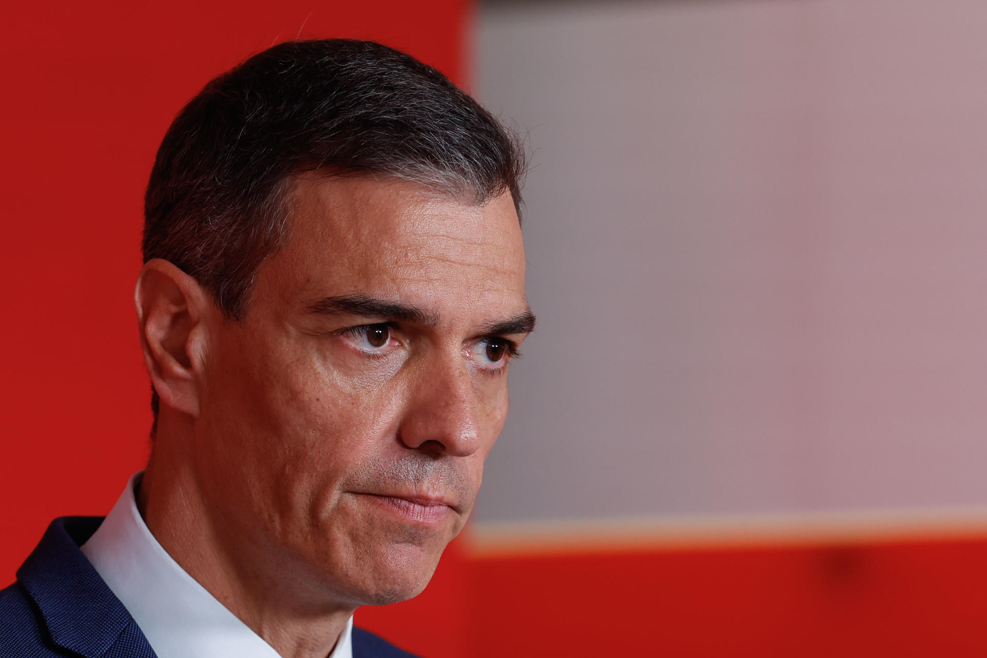 El presidente del Gobierno y líder del PSOE, Pedro Sánchez en rueda de prensa tras la primera reunión de la Ejecutiva de este partido después de la salida de Santos Cerdán como secretario de Organización a consecuencia del contenido de un informe de la UCO, este lunes en la sede de Ferraz. Sánchez ha asegurado que su partido es una "organización limpia" que nunca va a actuar como el PP en materia de corrupción y, por tanto, "no va a perseguir a denunciantes ni destruir pruebas a martillazos". EFE/ Javier Lizon