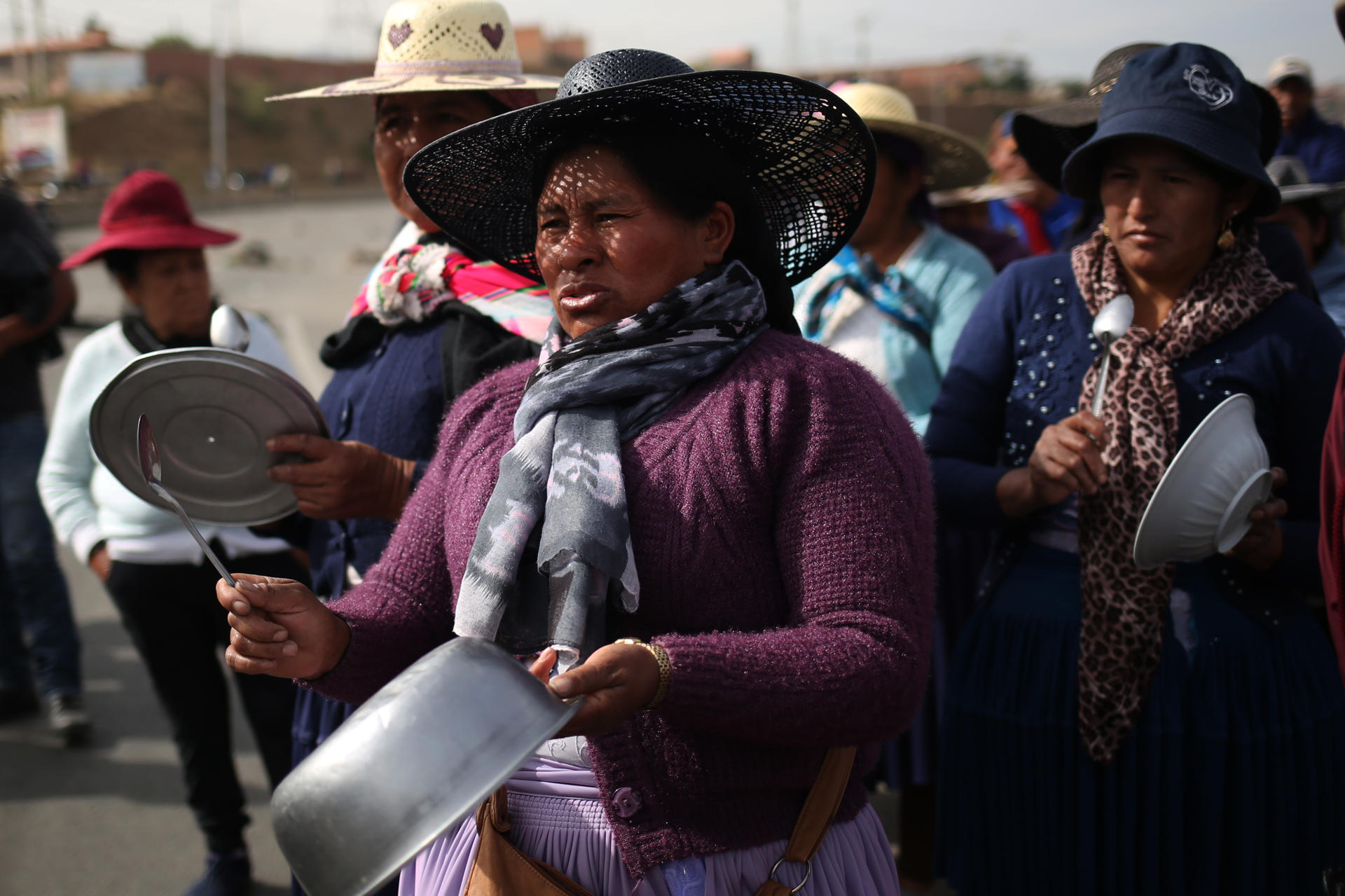 Seguidores del expresidente Evo Morales bloquean una vía este martes, en Cochabamba (Bolivia). EFE/ Luis Gandarillas