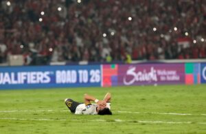 El jugador de China, Wang Yudong, se lamenta tras perder ante Indonesia este jueves 5. EFE/EPA/ADI WEDA