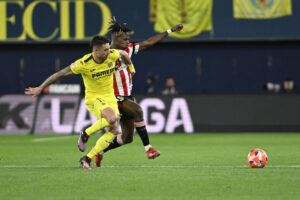 El defensa del Villarreal Kiko Femenía (i) en una imagen de archivo de esta temporada. EFE / Andreu Esteban.