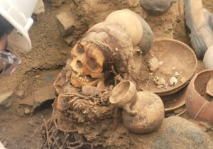 Fotografía cedida este martes por la empresa Cálidda del detalle de un fardo funerario de unos mil años de antigüedad, encontrado en la ciudad de Lima (Perú). EFE/Cálidda