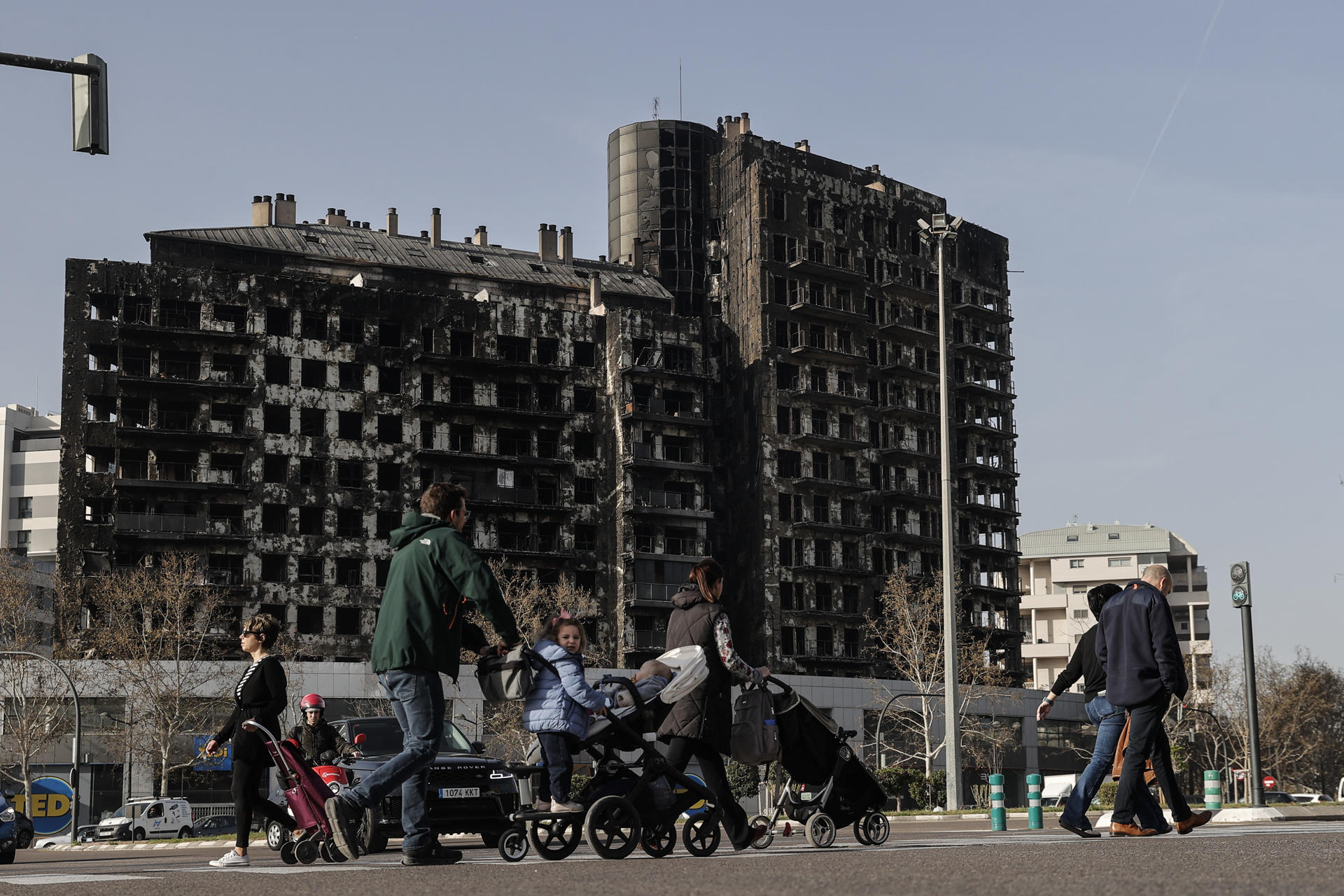 Imagen de archivo del edificio incendiado en el barrio valenciano de Campanar en febrero de 2024, en el que murieron diez personas. EFE/Manuel Bruque/Archivo