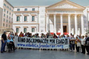 Imagen de archivo de la concentración en Madrid frente al Congreso de los Diputados con motivo del Día Mundial de Toma de Conciencia del Abuso y Maltrato en la vejez. EFE/Zipi Aragón