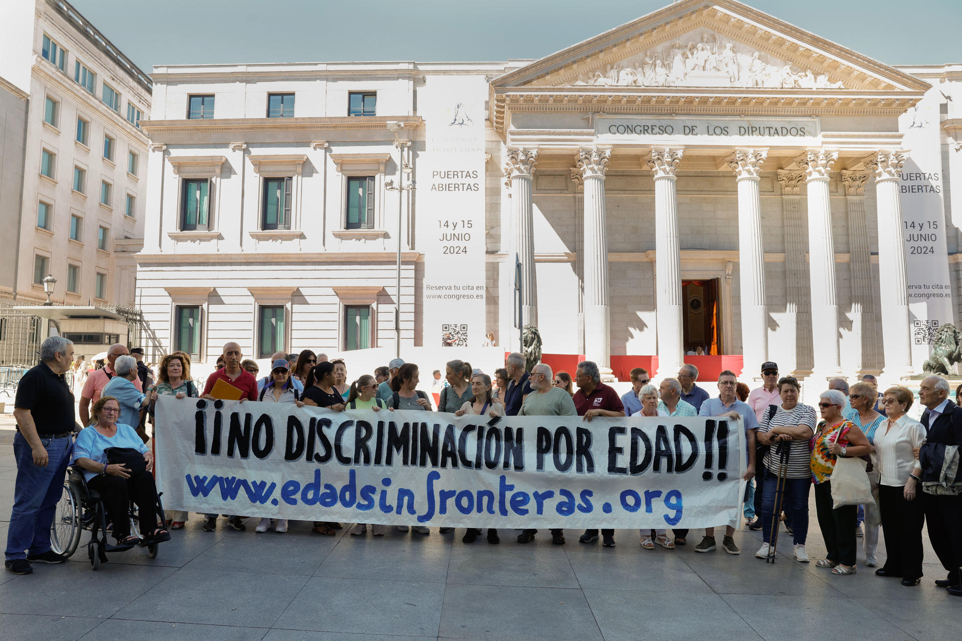 Imagen de archivo de la concentración en Madrid frente al Congreso de los Diputados con motivo del Día Mundial de Toma de Conciencia del Abuso y Maltrato en la vejez. EFE/Zipi Aragón