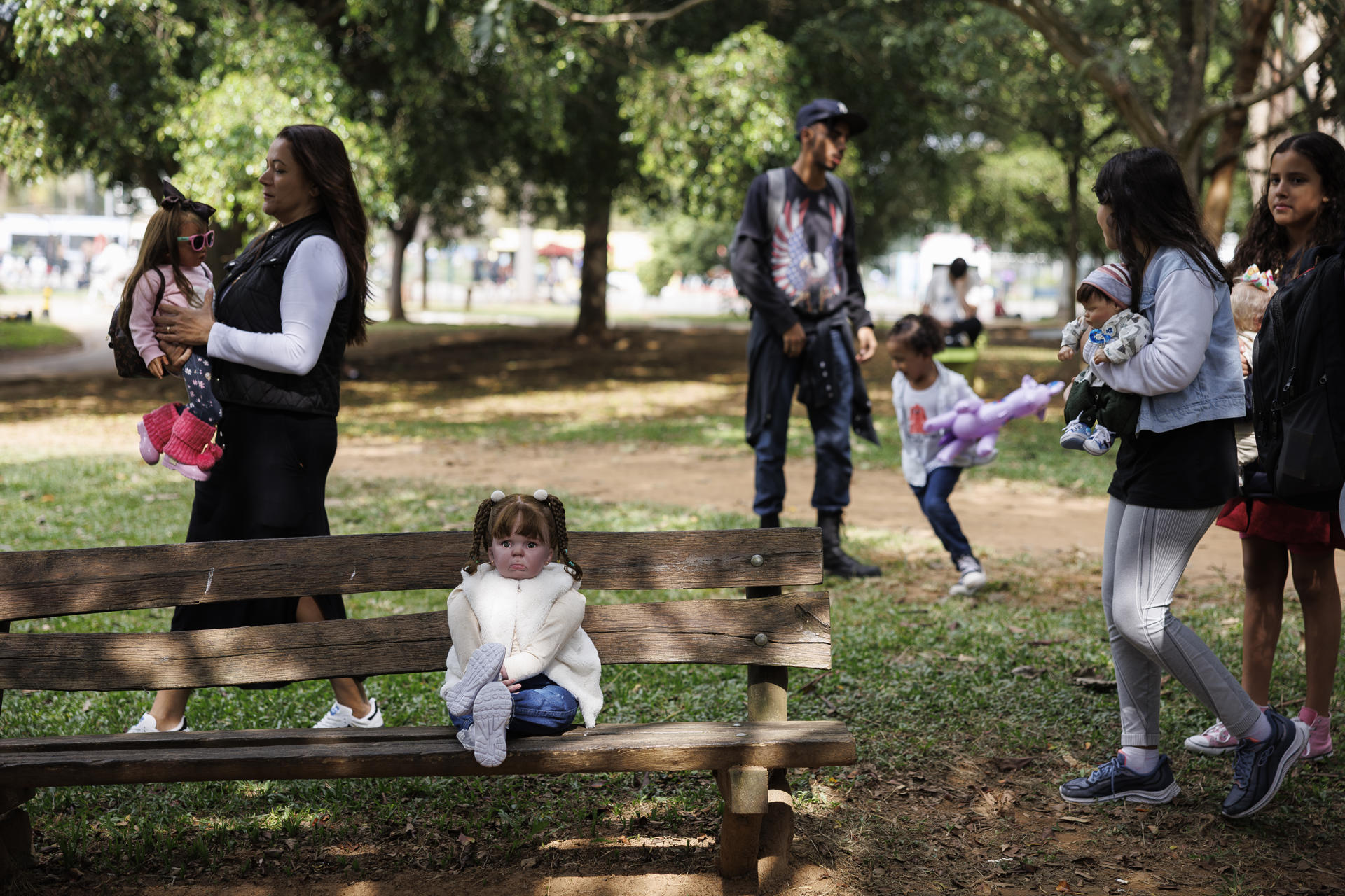 Fotografía del 24 de mayo de 2025 de coleccionistas de bebés reborn participando en un encuentro en el Parque Villa Lobos, en São Paulo (Brasil). EFE/ Isaac Fontana