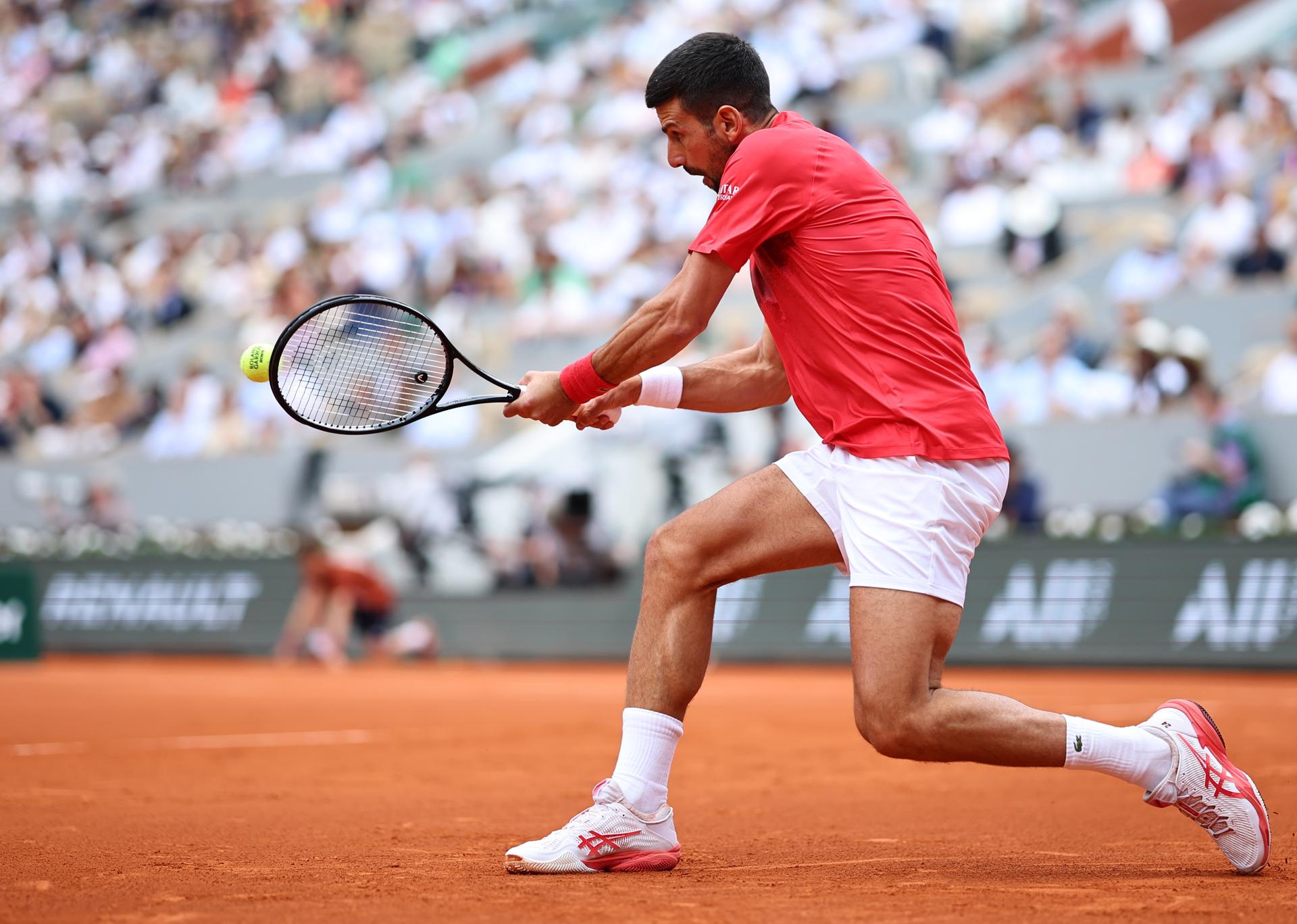 El serbio Novak Djokovic de Serbia durante su partido de cuarta ronda masculino contra el británico Cameron Norrie en el Grand Slam del Abierto de Francia, torneo de tenis en Roland Garros, París, Francia, este lunes.-EFE/ Christophe Petit Tesson