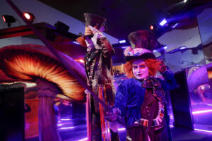 Una persona disfrazada visita la exposición 'Tim Burton. El laberinto', durante su exhibición este miércoles, en Ciudad en México (México). EFE/ Isaac Esquivel
