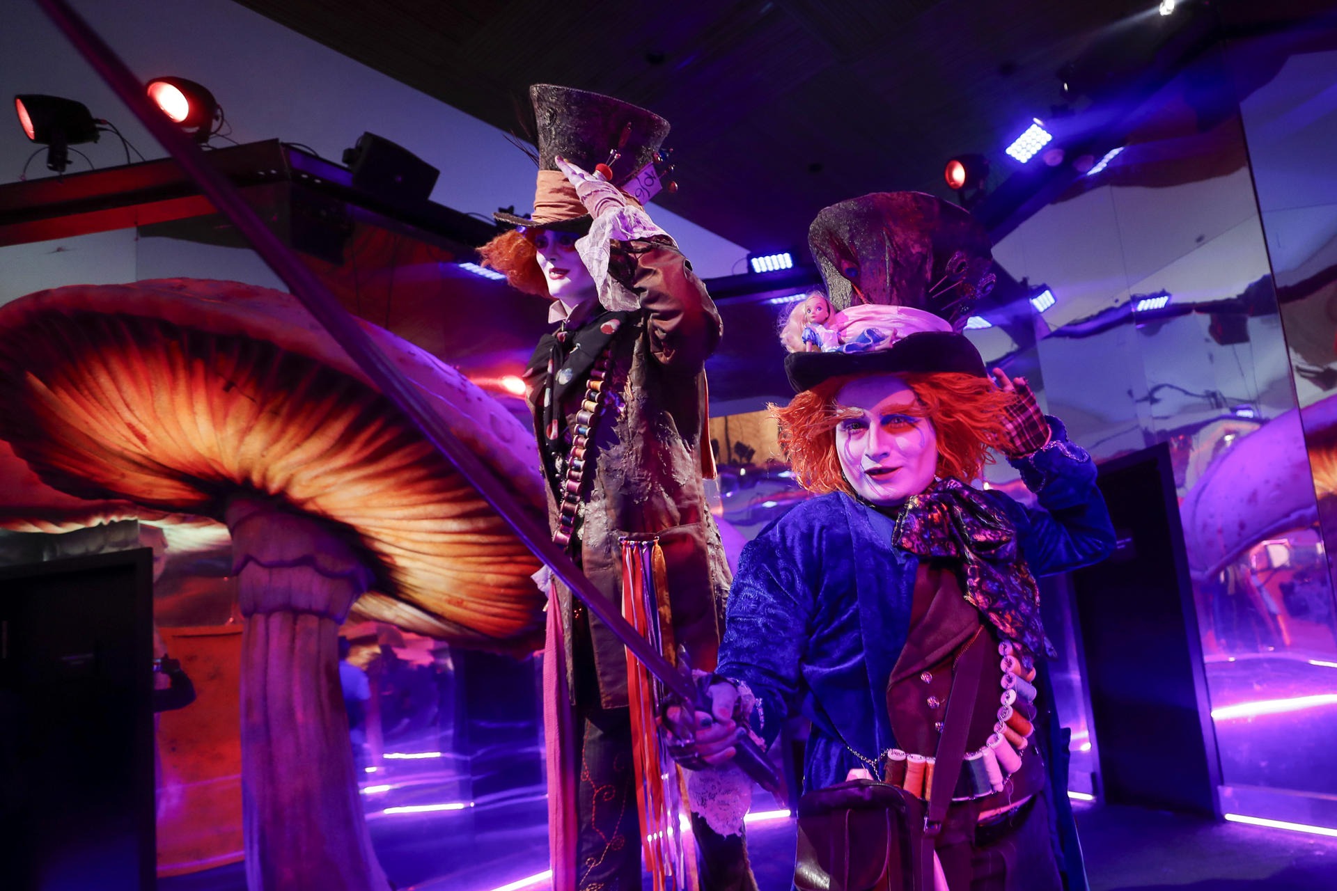 Una persona disfrazada visita la exposición 'Tim Burton. El laberinto', durante su exhibición este miércoles, en Ciudad en México (México). EFE/ Isaac Esquivel