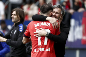 Budimir se abraza con el entrenador Vicente Moreno durante esta campaña. EFE/ Jesús Diges