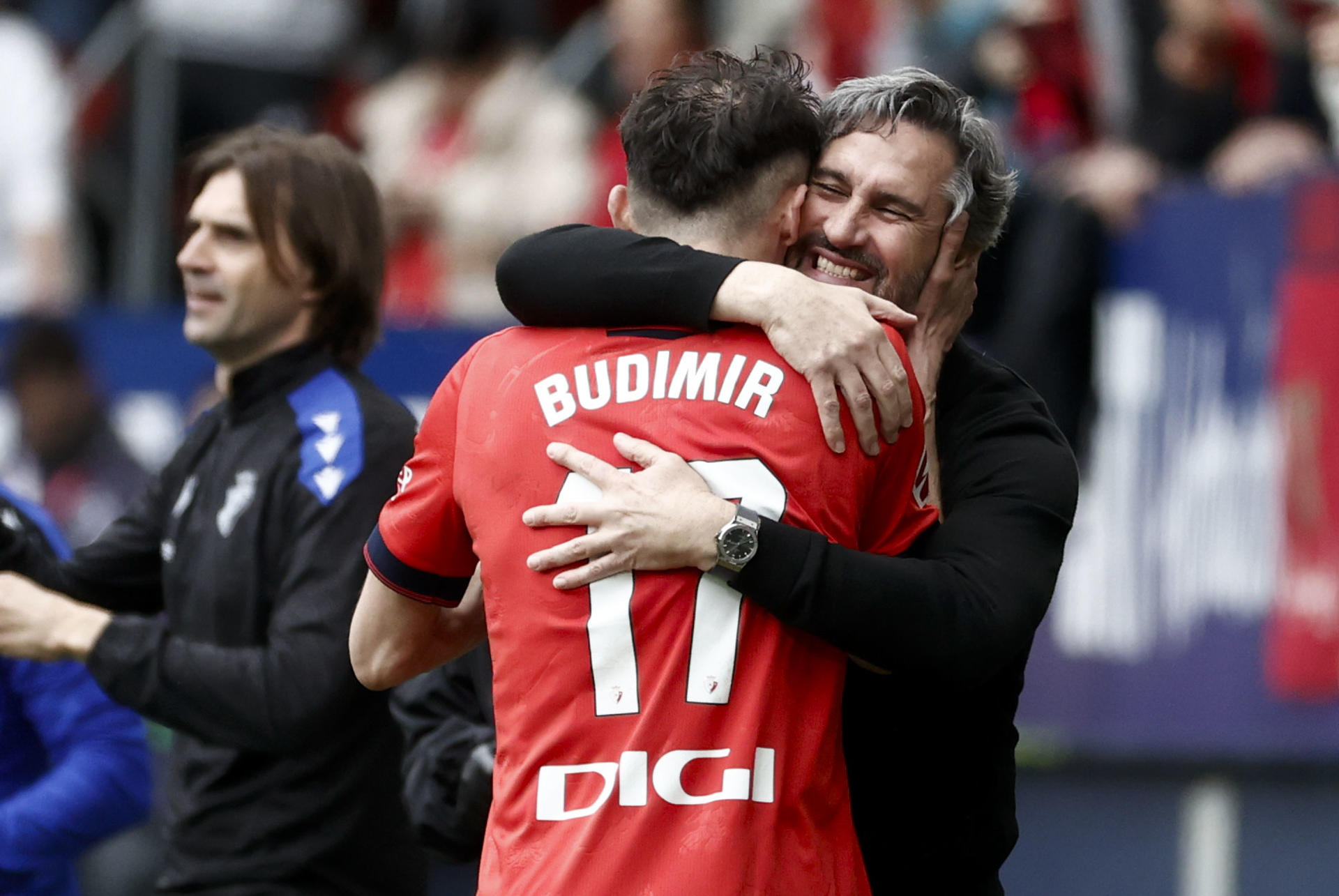 Budimir se abraza con el entrenador Vicente Moreno durante esta campaña. EFE/ Jesús Diges