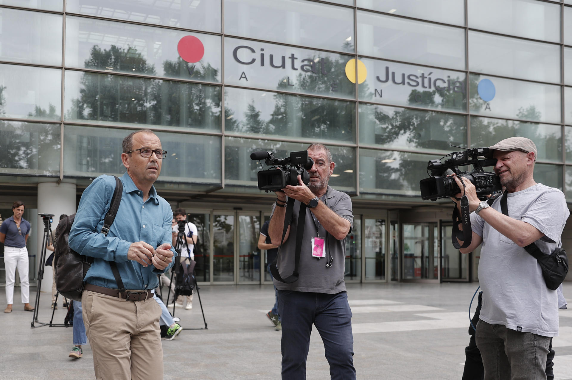 El jefe de Climatología de la Agencia Estatal de Meteorología (Aemet) en la Comunitat Valenciana, José Ángel Núñez, a su salida de la Ciudad de la Justicia tras declarar como testigo en el Juzgado de Instrucción 3 de Catarroja (Valencia), que dirige la investigación penal abierta por la gestión de la dana. EFE/Manuel Bruque
