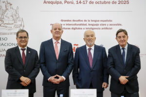 El director de la Real Academia de la Lengua Española, Santiago Muñoz Machado (2d), el director del Instituto Cervantes, Luis García Montero (d), el presidente del grupo de trabajo del X Congreso Internacional de la Lengua Española (CILE), Carlos Chávez-Tafur (2i), y el embajador peruano en España, Luis Iberico Núñez, participan en la presentación este martes en el Instituto Cervantes en Madrid del X CILE, que tendrá lugar en Arequipa (Perú) del 14 al 17 de octubre de 2025. EFE/ Daniel González