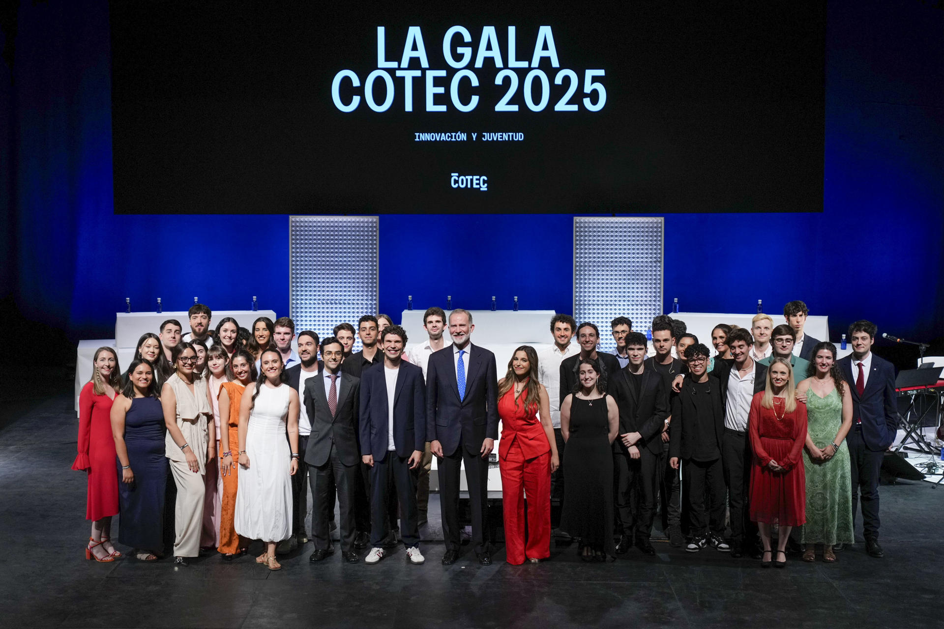 El rey Felipe VI (c) participa en el acto anual de COTEC 2025 INNOVACIÓN Y JUVENTUD celebrado este martes, en Leganés (Comunidad de Madrid). EFE/ Borja Sanchez-trillo