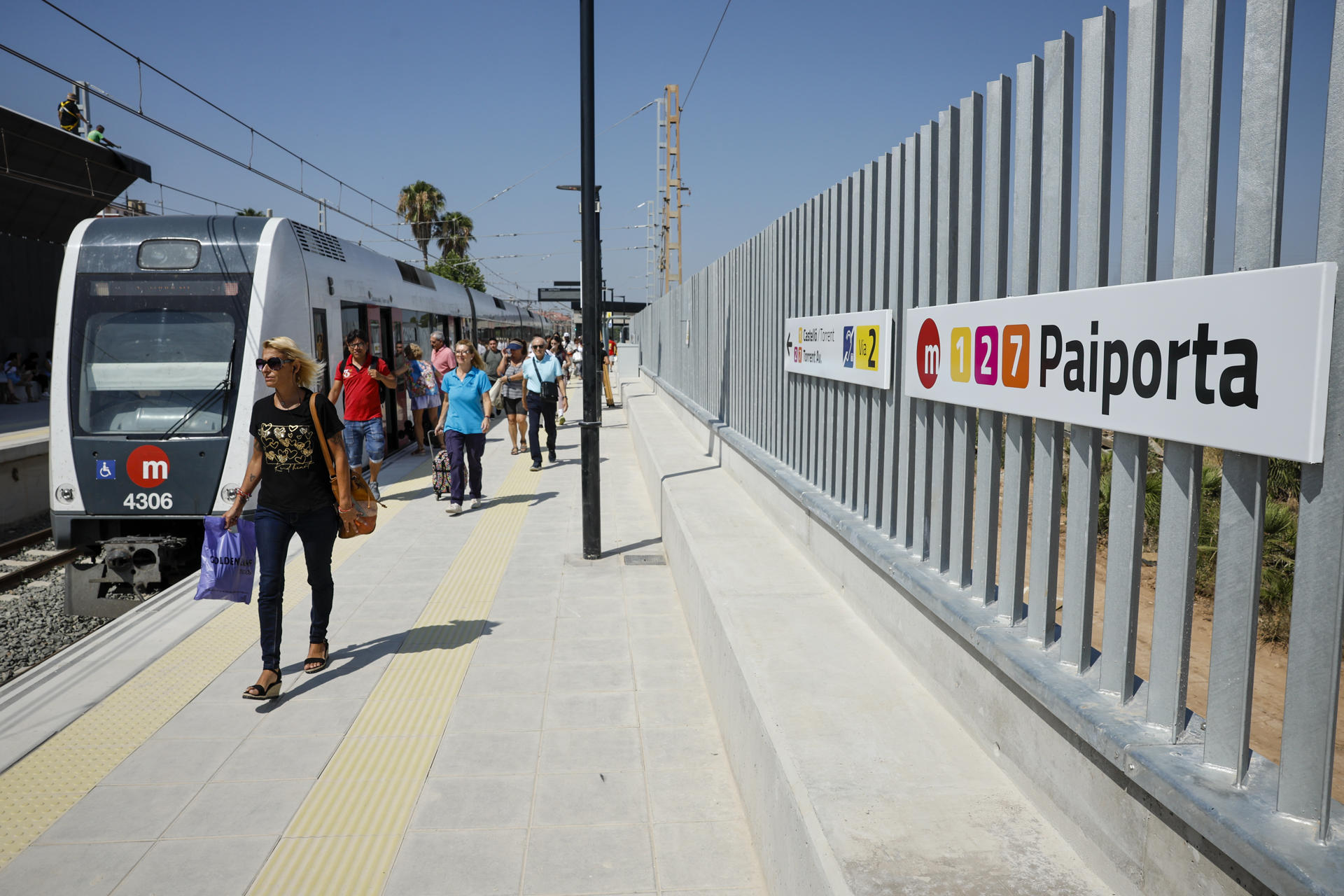 Varias personas transitan por la estación de Paiporta este viernes en el que entra en funcionamiento el tramo València Sud-Castelló de Metrovalencia, en la zona cero de la dana, ocho meses después de las inundaciones y tras los trabajos de reconstrucción que han tenido un presupuesto de 140 millones de euros. EFE/Biel Aliño