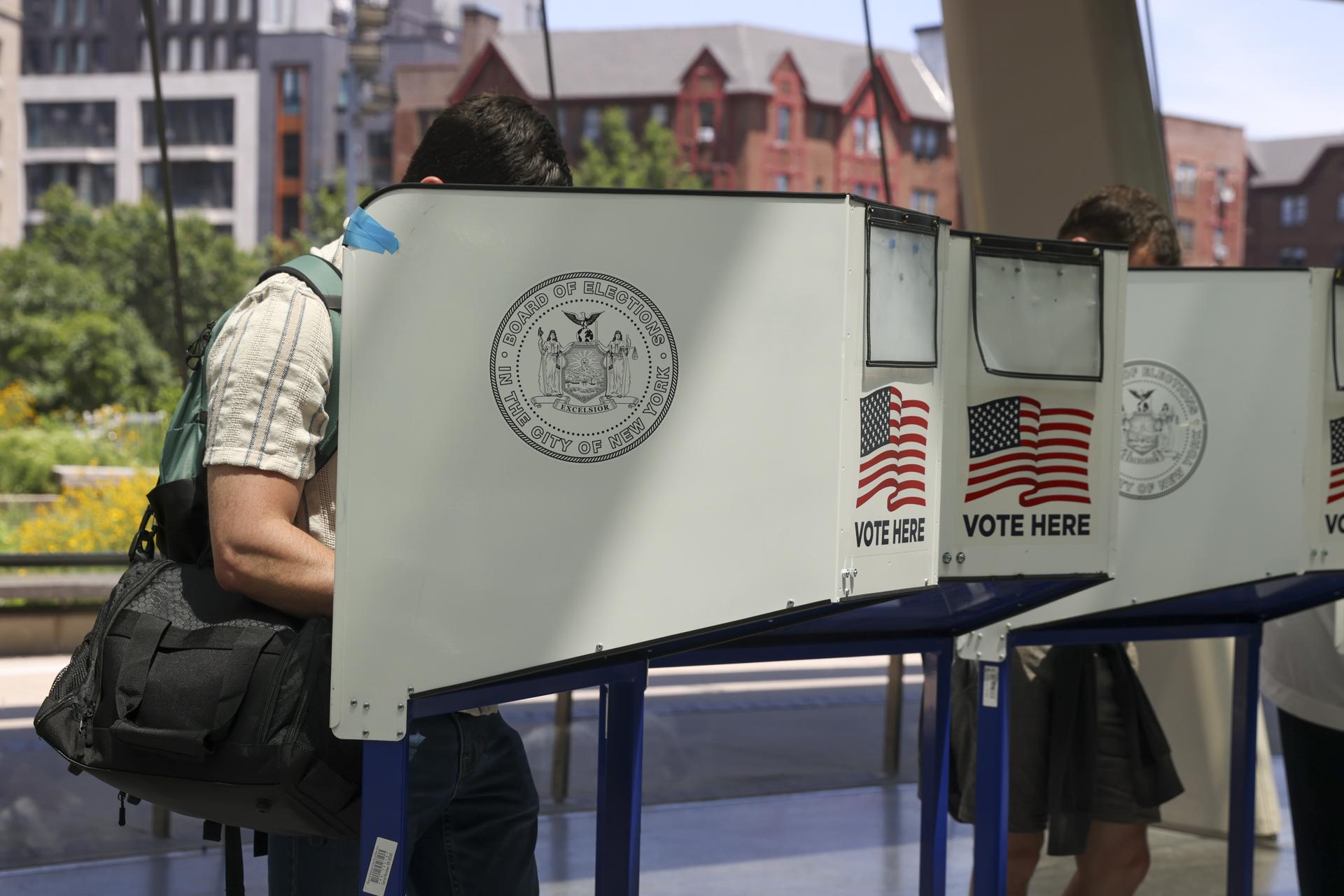 Las personas llenan sus boletas para las elecciones primarias de la ciudad de Nueva York, en el condado de Brooklyn, Nueva York, Estados Unidos, el 24 de junio de 2025. EFE/SARAH YENESEL