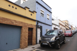 La mujer de 67 años que en la noche del miércoles falleció en el municipio tinerfeño de La Laguna fue apuñalada en la vivienda que compartía con su hijo, de 44 años, quien ha sido detenido. Hacia las 22.30 horas del miércoles los vecinos del inmueble, en la calle Los Guanches, en la zona de Barrio Nuevo, alertaron a la policía porque un hombre corría con rastros de sangre. En la imagen, vista de la vivienda en la que sucedieron los hechos. EFE/ Alberto Valdés