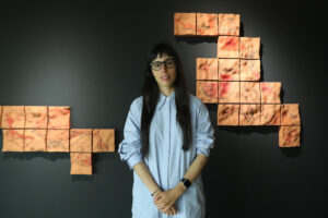 Vista de la exposición Perpetual Present en el Museo Arqueológico Nacional, este jueves en Madrid, que la artista Sofía Crespo (c),  protagoniza con las conexiones entre tecnología, memoria y ecología. A través de su trayectoria, Crespo explora cómo herramientas como la inteligencia artificial y la impresión 3D permiten reinterpretar el arte rupestre de Altamira. EFE/Alberto Aguado