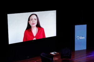 La líder opositora venezolana María Corina Machado habla en video durante el IV Encuentro Regional de Foro Madrid este viernes, en Asunción (Paraguay). EFE/ Juan Pablo Pino