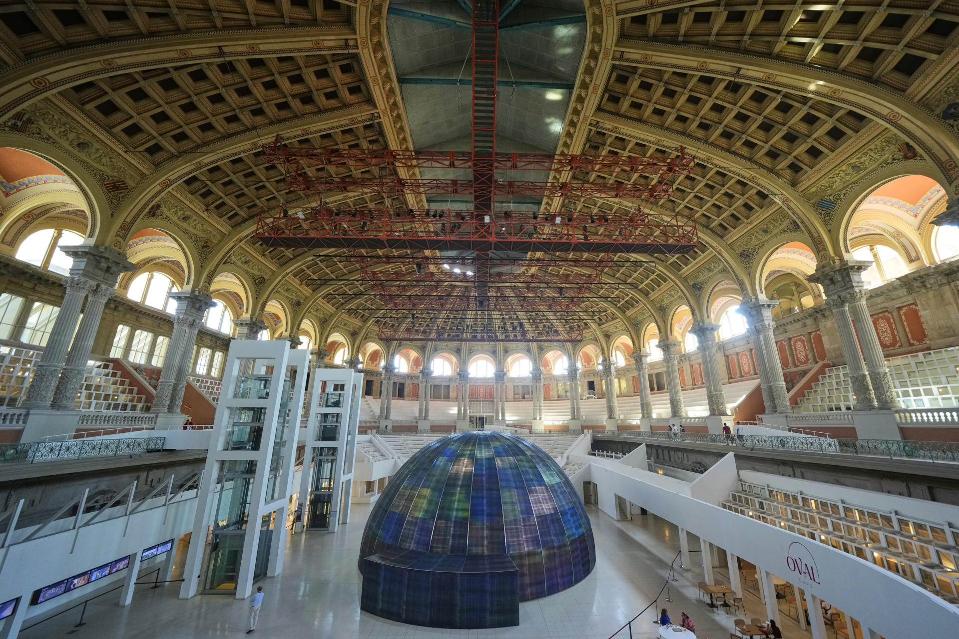 El Museo Nacional de Arte de Cataluña expone hasta el 11 de septiembre en la Sala Oval del MNAC la instalación multimedia 'Des del Centre', una adaptación para el museo barcelonés de 'From the Center', creada por Eugènia Balcells en la ciudad de Nueva York entre los años 1980 y 1982. EFE/Alejandro García