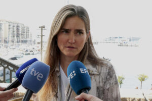 La vicepresidenta tercera y ministra para la Transición Ecológica y el Reto Demográfico de España, Sara Aagesen, ofrece declaraciones a la prensa desde Niza con motivo de su participación en la Cumbre  de la ONU sobre los Océanos. EFE/ Edgar Sapiña Manchado
