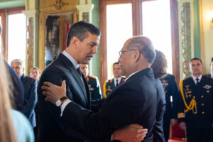 Fotografía cedida por la Presidencia de Paraguay del mandatario de Paraguay, Santiago Peña (i), saludando al designado embajador de Paraguay ante Turquía, Cirilo Sosa, este lunes en Asunción (Paraguay). EFE/ Presidencia de Paraguay