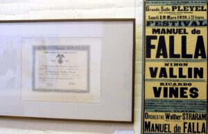 Imagen de archivo de la Legión de Honor y un cartel del concierto de la sala Pleyel de 1928 en una exposición dedicada a Manuel de Falla. EFE/J.Casares