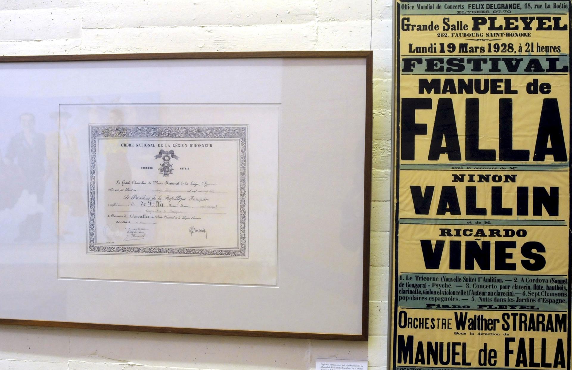 Imagen de archivo de la Legión de Honor y un cartel del concierto de la sala Pleyel de 1928 en una exposición dedicada a Manuel de Falla. EFE/J.Casares