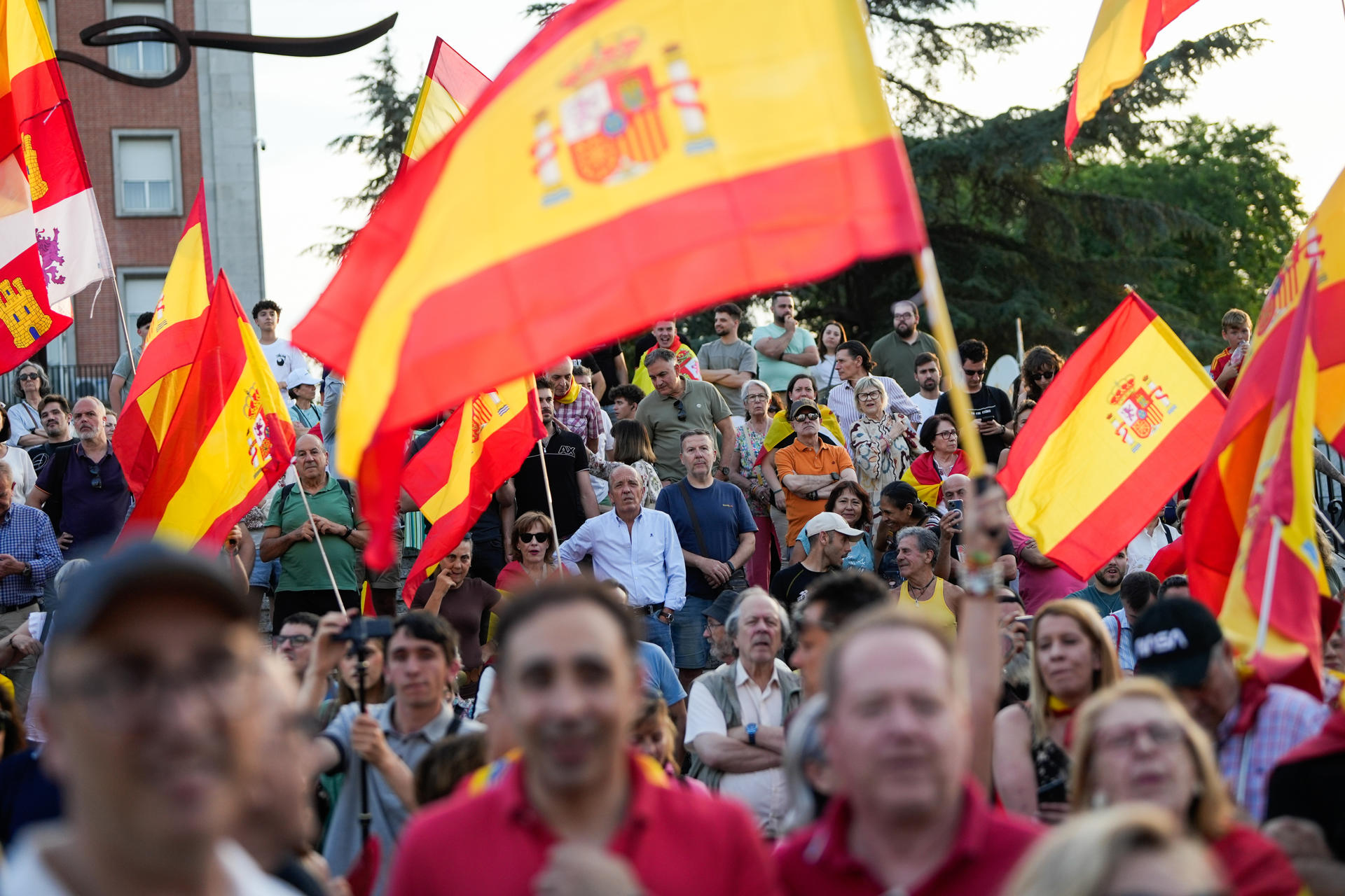 Marcha convocada por Vox desde el intercambiador de Moncloa hasta la calle de Ferraz, donde se encuentra la sede nacional del PSOE, celebrada este viernes en Madrid. EFE/Borja Sanchez-Trillo