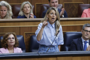 La vicepresidenta segunda del Gobierno y ministra de Trabajo, Yolanda Díaz, durante su intervención en la sesión de control este miércoles. EFE/ Juan Carlos Hidalgo