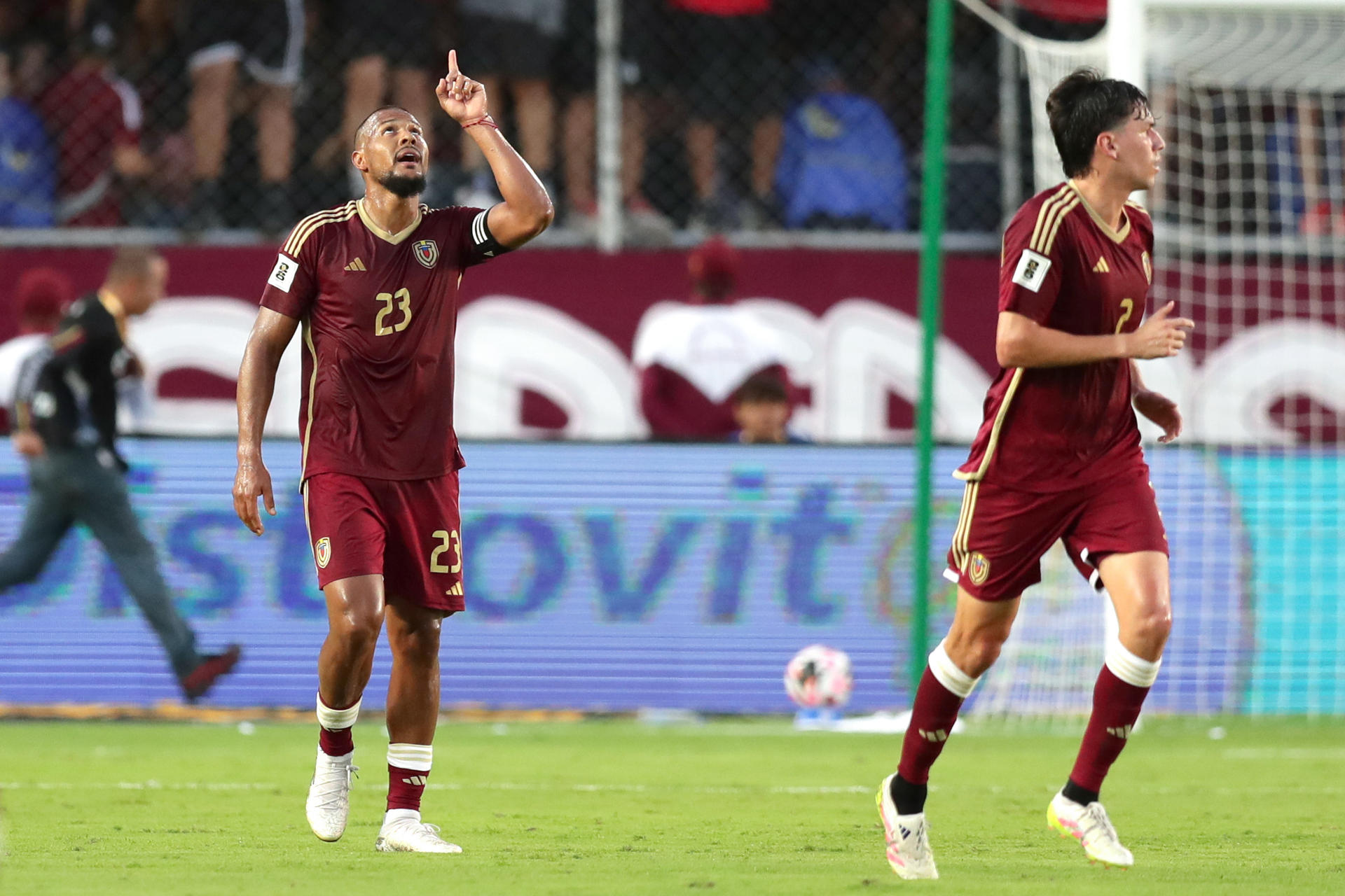 Salomón Rondón (i), de Venezuela,celebra un gol en un partido por las eliminatorias sudamericanas para el Mundial 2026 entre las selecciones de Venezuela y Bolivia en el estadio Monumental de Maturin en Maturín (Venezuela). EFE/ Ronald Peña
