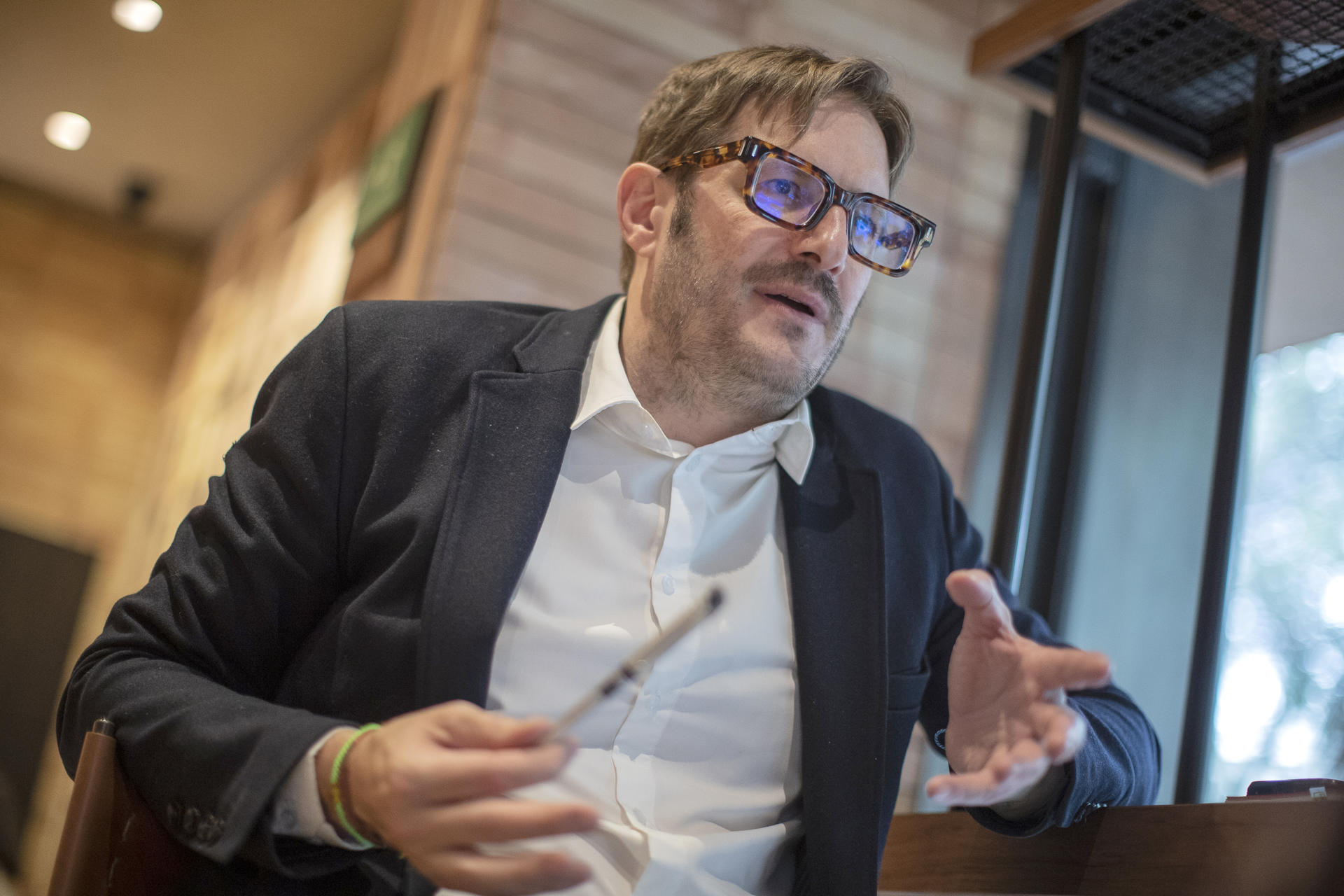 El analista político Hernán Gómez, habla en una entrevista con EFE, este miércoles en la Ciudad de México (México). EFE/ Isaac Esquivel