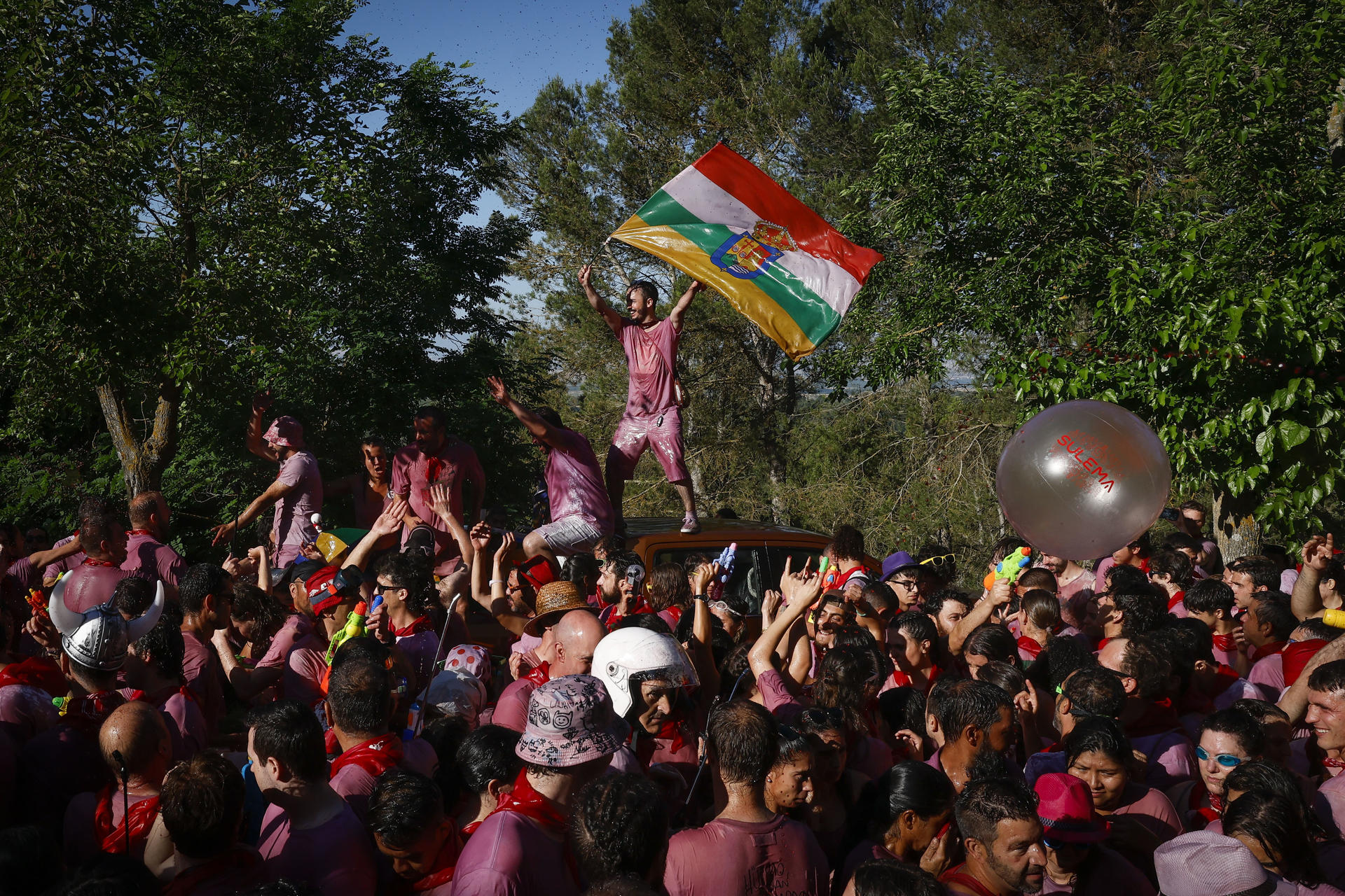 Los Riscos de Bilibio acogen este domingo la tradicional Batalla del Vino de Haro (La Rioja), en la que se prevé que unos 10.000 participantes se arrojen unos 40.000 litros de vino con todo tipo de 'armas', como botas, cubos y pistolas de agua. EFE/ Villar López