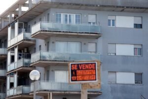 Cartel de venta de vivienda en Menorca. EFE/David Arquimbau