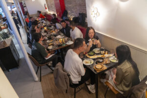 Personas comen en el restaurante La Nacional, en Nueva York. La institución cultural española más antigua de Estados Unidos cumple 100 años en su 'casa' de lo que una vez fue llamado el barrio de Little Spain con la misión de preservar el legado español para las futuras generaciones, según cuentan a EFE sus responsables. EFE/ Ángel Colmenares