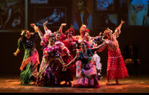 Gitanas a Escena, la primera compañía teatral de mujeres gitanas, creada y dirigida por la escritora y actriz Coco Reyes, alza la voz contra el racismo y los prejuicios de este pueblo con el espectáculo 'Lisístrata Montoya', en un año declarado como el del Pueblo Gitano en España que conmemora el 600 aniversario de su llegada. EFE/Tetaro Bellas Artes/Javier Martín Ruiz  *****SOLO USO EDITORIAL/SOLO DISPONIBLE PARA ILUSTRAR LA NOTICIA QUE ACOMPAÑA (CRÉDITO OBLIGATORIO) *****