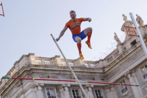 El atleta neerlandés Menno Vloon celebra la victoria en el campeonato de Europa por selecciones de salto con pértiga, este jueves en Madrid. EFE/ Sergio Pérez