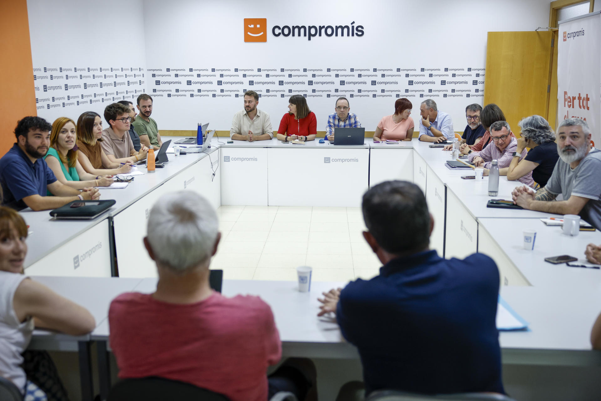 Vista general de la comisión ejecutiva de Compromís que se reúne este lunes para adoptar una decisión sobre la relación con Sumar, tras la división de los partidos que forman la coalición valenciana, ya que Més ha abogado por abandonar el grupo parlamentario en el Congreso e Iniciativa por seguir formando parte de él. EFE/Biel Aliño