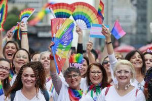 Personas posan durante la Marcha del Orgullo este domingo, en la avenida Paulista de Sao Paulo (Brasil). EFE/ Sebastiao Moreira