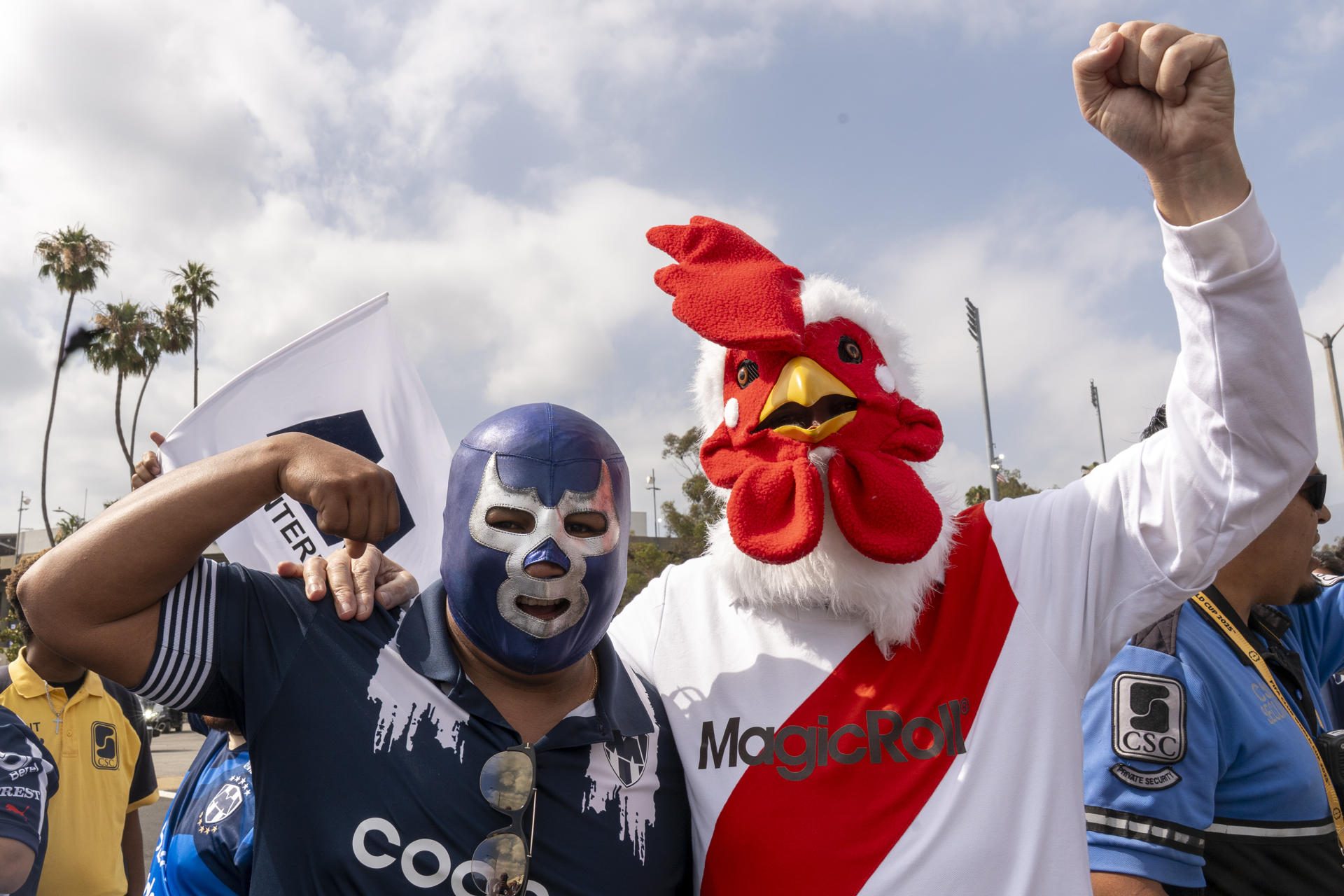 Aficionados de Monterrey y River Plate hacen la fiesta en las horas previas al partido del Mundial de Clubes que el equipo mexicano y el argentino jugarán este sábado en el Rose Bowl de Los Ángeles. EFE/ Ángel Colmenares
