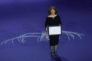 La premiada, la ecóloga Camille Parmesan, en la XVII edición de los Premios Fronteras del Conocimiento de la Fundación BBVA este jueves, en Bilbao. EFE/ Miguel Toña