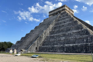 Personas visitan la zona arqueológica de Chichén Itza este lunes, en Yucatán (México). EFE/ Martha López Huan