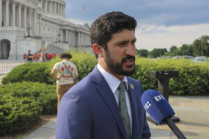 Fotografía de archivo del 4 de junio de 2024 del legislador demócrata estadounidense Greg Casar en Washington. (Estados Unidos). EFE/ Octavio Guzmán