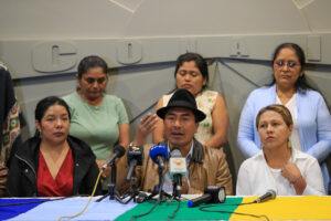 El presidente de la Confederación de Nacionalidades Indígenas del Ecuador (Conaie), Leonidas Iza (c), habla durante una rueda de prensa en Quito (Ecuador). EFE/ José Jácome