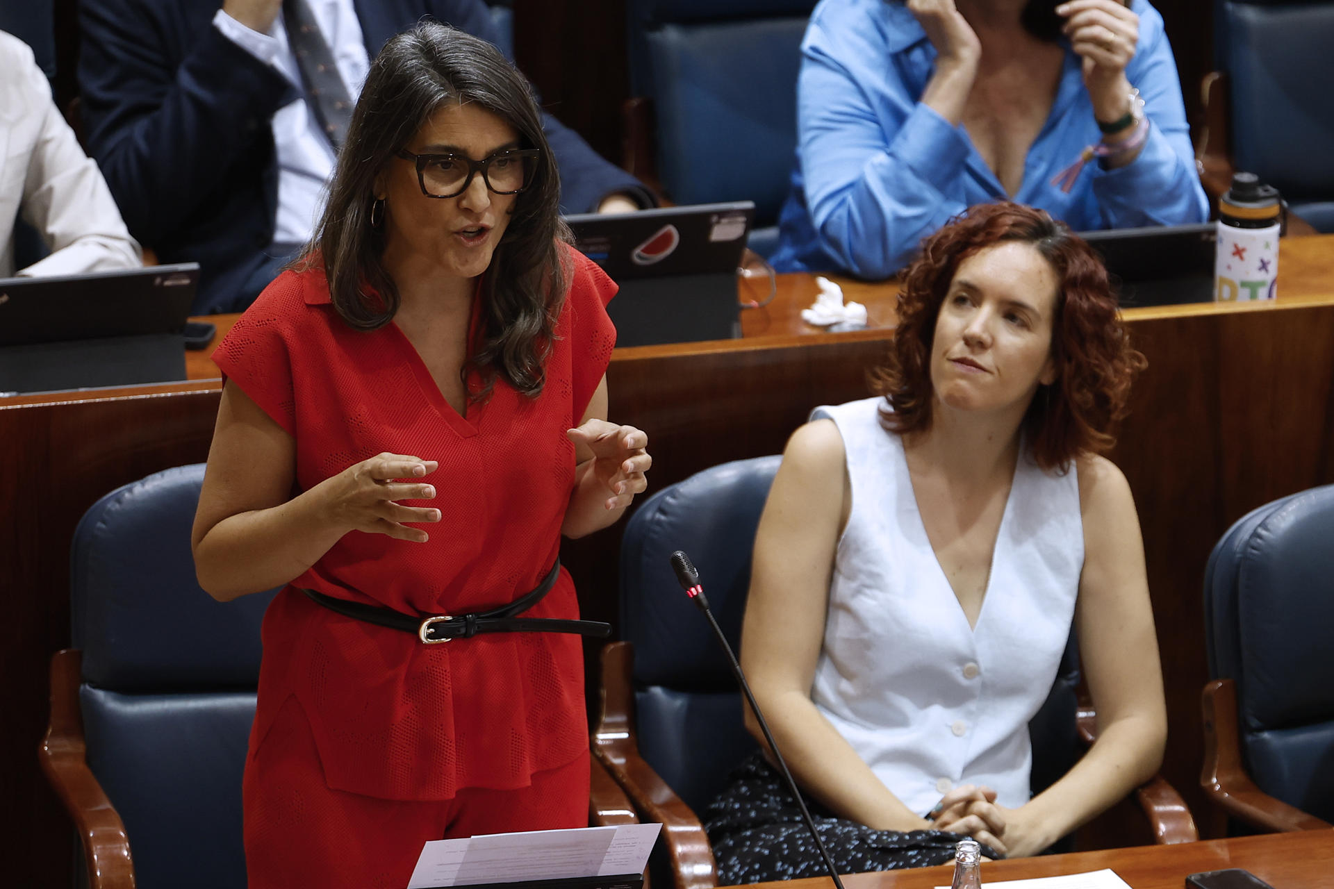 La portavoz de Más Madrid en la Asamblea de Madrid, Manuela Bergerot (i), interviene durante el pleno celebrado este jueves en la citada cámara. EFE/Javier Lizón